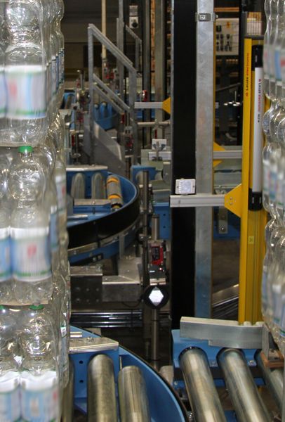 Absicherung des Gefahrbereichs mit Komplettystem inklusive Muting-Montage-Sets an den Gerätesäulen. (Leuze Electronic)