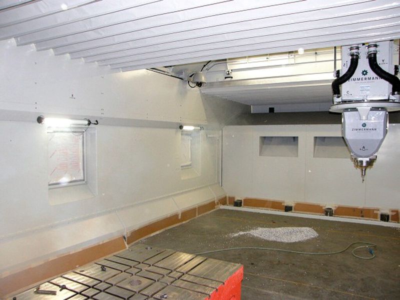 Großflächige Erfassungselemente	An der Rückwand erzeugen großflächige Absaugelemente der Handte Umwelttechnik GmbH eine gleichmäßige, gerichtete Strömung im Arbeitsraum der Portalfräsmaschine. Sie minimiert die Staubkonzentration schnell und nachhaltig. (Bild: F. Zimmermann)