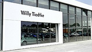 Der Autohaus-Neubau von Willy Tiedtke folgt dem modularen Architekturkonzept von Volkwagen. (Archiv: Vogel Business Media)