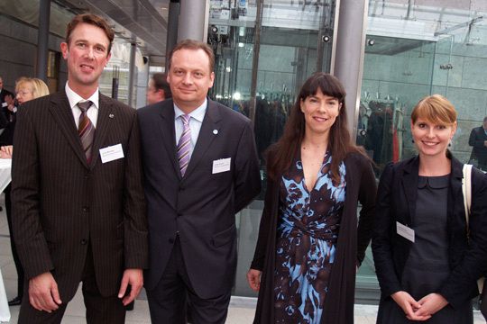 Jochen Münzinger, Andreas Schmidt, Tanja Hoppmann und Helena Katzmann von der Mazda Deutschland GmbH. (Archiv: Vogel Business Media)