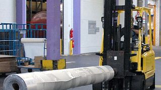 Aufgespießt auf einem Dorn, werden die Rollen mit Teppichboden von den Elektro-Gabelstaplern mit Monotrol-Pedal aus dem Lager geholt und zum Zuschnitt angeliefert. Bild: Hyster (Archiv: Vogel Business Media)