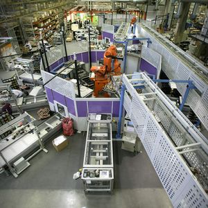 In einer neuen hochmodernen Produktionslinie können im normalen Produktionsprozess Antriebe kundenspezifisch „just in time“ gefertigt werden.