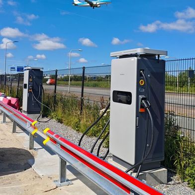 Am niederländischen Flughafen Schiphol wurde eine ChargeStack-1000-Station von Sungrow getestet und in Betrieb genommen. Sie verbindet MW-Laden mit einem Batteriespeicher bei begrenzter Netzanschlussleistung. (Bild: Sungrow)