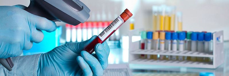 Die Strichcode-Druck- und Scan-Technologie bei der Proben- und Gewebenachverfolgung sorgt dafür, dass Pflege- und anderes Personal sofortigen Zugriff auf gesundheitskritische Patientendaten erhalten Die Strichcode-Druck- und Scan-Technologie bei der Proben- und Gewebenachverfolgung sorgt dafür, dass Pflege- und anderes Personal sofortigen Zugriff auf gesundheitskritische Patientendaten erhalten