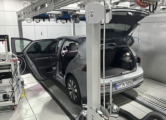 Am Fraunhofer Institut für Bauphysik (IBP) untersuchten Forscher im Auftrag das ADAC die Luft im Innenraum von neuen Pkw auf Schadstoffe.(Bild:  © Fraunhofer IBP)