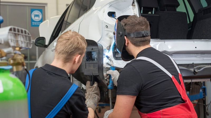 Die Versicherer beeinflussen so stark wie noch nie zuvor, wo Kfz-Unfallschäden repariert werden. Über die Hälfte der Werkstattkunden gab bei der Befragung für den „Trend-Tacho“  an, eine Empfehlung oder konkrete Vorgabe bekommen zu haben. 