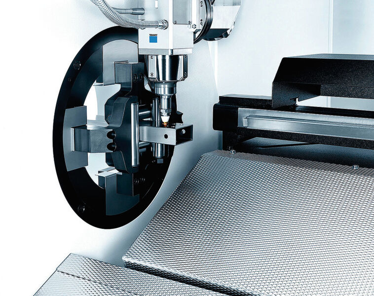 Ein Spannsystem aus konischen Walzen positioniert die Rohre und Profile sicher und materialschonend in der TruLaser Tube 5000 – sowohl beim manuellen als auch beim automatisierten Beladen. (Bild: Kuhn)