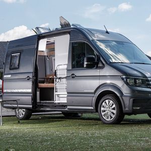 Ungewöhnlich beim Florida Multitalent ist das Raumbad direkt hinter den Vordersitzen und die Einzelbetten im Heck.(Bild:  Schwabenmobil)