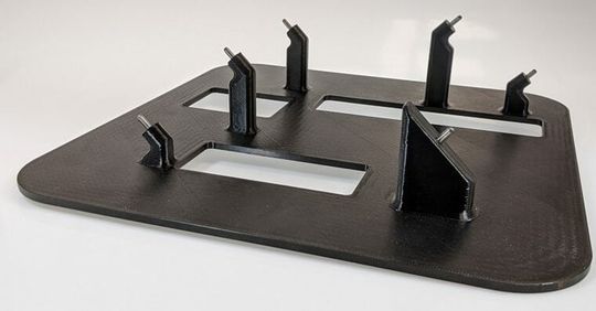 (Der Röntgenleiter – 3D-gedruckt aus Stratasys Ultem 9085 Resin –gewährleistet, dass Autosensoren bei der Produktion an ihrem Platz bleiben und dass das Produkt reproduzierbar ist. Bildquelle: Stratasys)