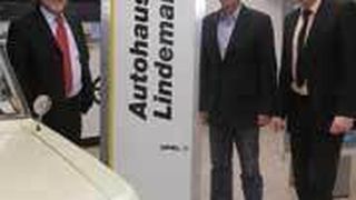 Freuen sich über die reibungslose Umstellung: (v. l. n. r.) Klaus Meier, Attribut, 
Joachim Lindemann, Autohaus Lindemann, und Damian Stec, Attribut. (Archiv: Vogel Business Media)