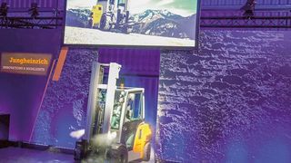 Bildet die Brücke vom Diesel- zum Elektrostapler: Der EFG P30i mit Lithium-Ionen-Technik, den es ab Ende 2021 zu kaufen geben wird, ist ein 1:1-Ersatz für die IC-Trucks. (Maienschein)