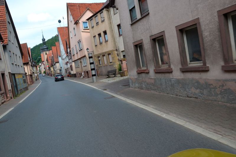 Dafür bleibt aber auf solchen schmalen Ortstraßen immer ausreichend Zeit, sich auf den Blitzer vorne rechts zu konzentrieren. Schließlich flutscht man mit dem Smart durch die engsten Gassen problemlos durch. (Michel / »kfz-betrieb«)