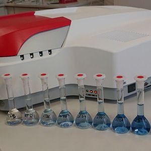 Das Specord 50 Plus von Shimadzu hat einen erweiterten Messbereich bis zu 1.200 nm. Unterschiedlichste Zubehöre können einfach und ohne zusätzliche Werkzeuge im Probenraum positioniert werden um sämtliche Applikationen abzudecken. (Bild: Sandra Wunsch)