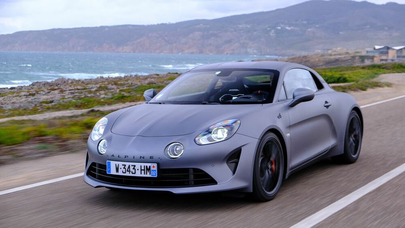 Die extrem flache Formgebung der Ur-Alpine lebt in den modernen Modellen weiter. (Bild: Ampnet/Renault)