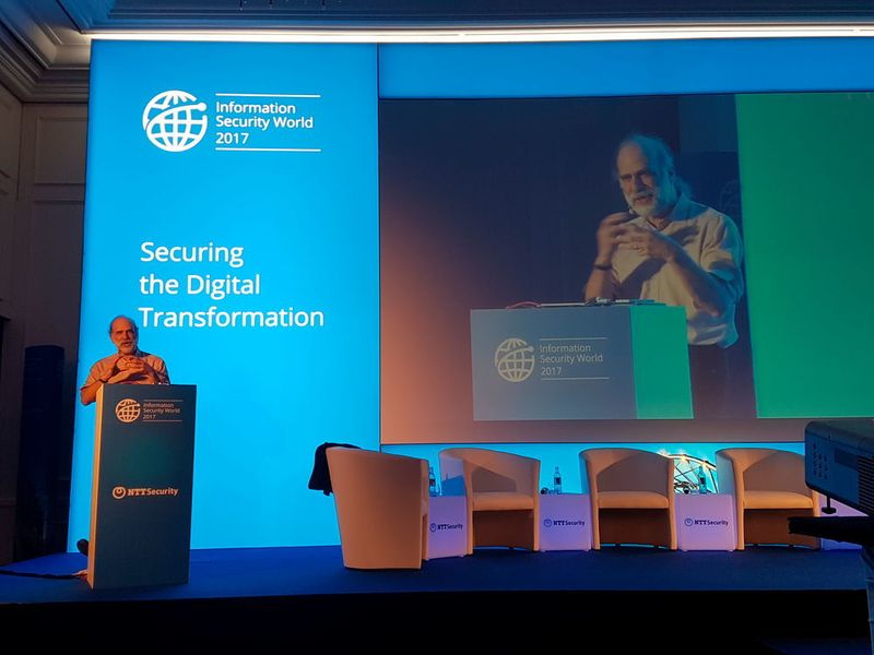 Der IT-Sicherheitsexperte Bruce Schneier verglich das Internet mit einem global agierenden Robot und machte auf die Ursachen der Unsicherheit des Internet der Dinge (IoT) aufmerksam. (Oliver Schonschek, IT-BUSINESS)