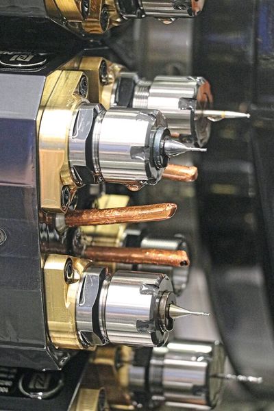 Der speziell für RP-Uhrgehäuse entwickelte Werkzeughalter enthält vier Spindeln, mit denen sich verschiedene Fräs- und Bohrwerkzeuge antreiben lassen. (Bild: teamtec)