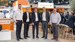 v.l.n.r.: Sebastian Stelzer, Group Lead Product Management Industrial Ethernet (Weidmüller); Dr. Björn Griese, Head of Product Security (Weidmüller); Christian Pellkofer, Manager System Engineering OT/IoT (Fortinet), Dr. Thomas Bürger, Executive Vice President Automation Products and Solutions (Weidmüller); Roland Renner, Business Development Manager- Operational (Fortinet) verkünden die Partnerschaft auf der SPS in Nürnberg. (Bild: Weidmüller)