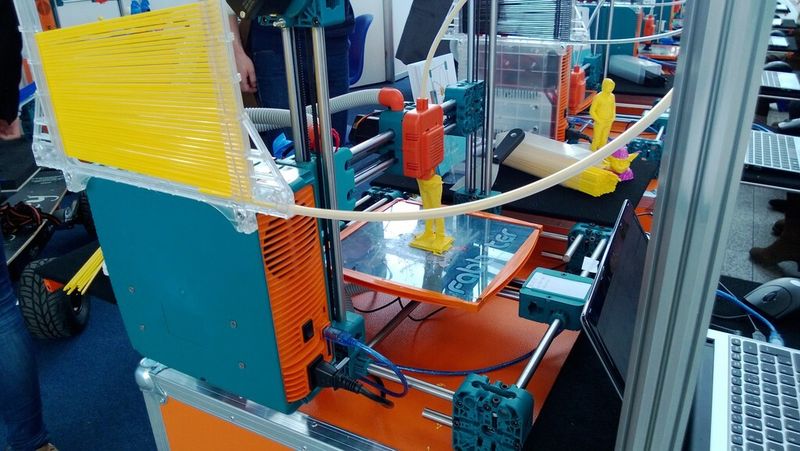 Die Materialzuführung erfolgt beim Fabbster über gezahnte Kunststoffsticks. (Bild: D.Quitter, konstruktionspraxis)