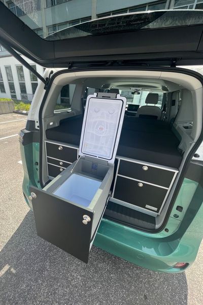 Quer im Heck ist ein Küchensystem mit einflammigem Kocher, kleinem Waschbecken und einer Kühlbox eingebaut. (Bild: Roadsurfer)