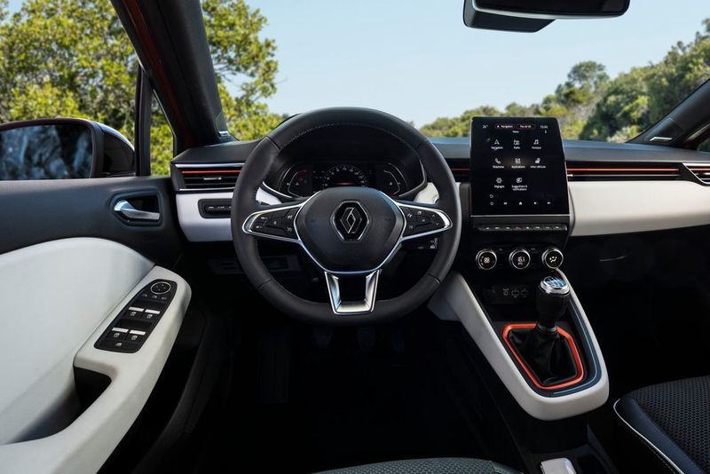 Je nach Ausstattung beziehungsweise Zusatzzahlung kommt im Franzosen ein bis zu 9,3 Zoll großes Display zum Einsatz, das mittig im Armaturenbrett positioniert ist. (Renault)