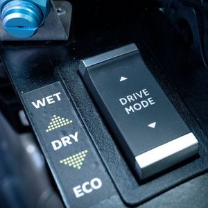 Mit einem Unterschied: Es fehlt der lange Schalthebel, mit dem der Fahrer die Gänge im Bruchteil einer Sekunde wechseln kann.(Bild:  Opel)