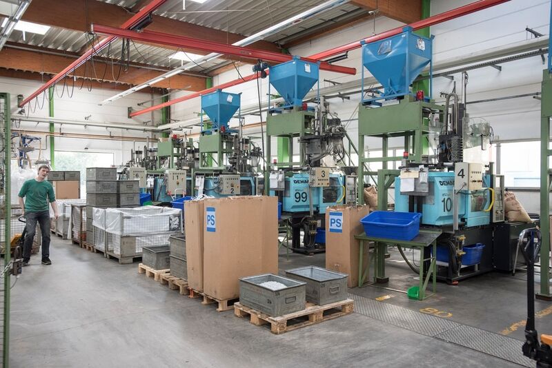 In der Spritzgussfertigung von Paul Henke werden pro Jahr rund 7000 t Kunststoff zu Beschlägen für die Möbelindustrie verarbeitet. (Bild: Kardex Remstar)