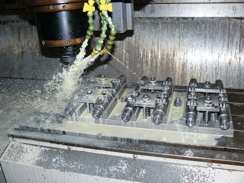 Bild 1: Zwölf in einer Aufspannung: Statt wie bisher in 7 min werden die Bolzen jetzt in 2 min gefertigt. Nach 2800 Bauteilen sieht die Schneide aus wie neu. (Bild: OSG)