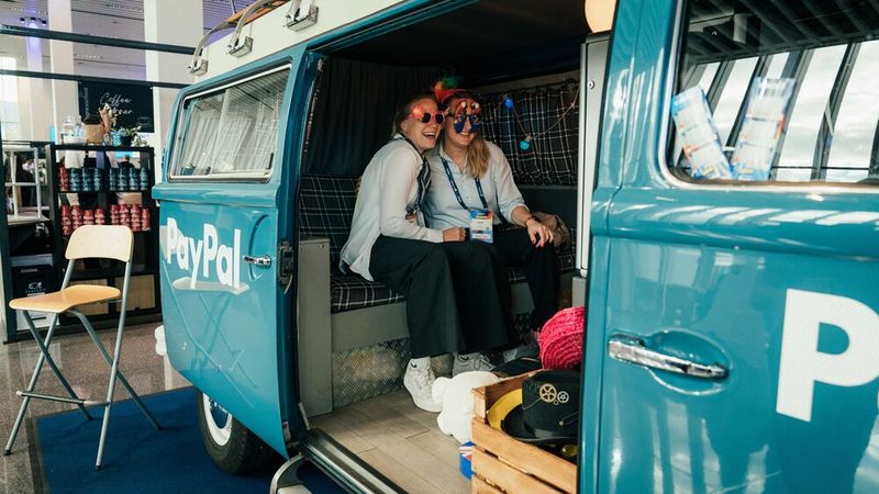 Ein VW-Oldtimer diente als Foto-Bus... (Bild: Shopware)