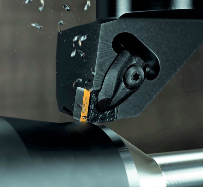 Ein Vertreter von Sandviks zweiter Generation von Inveio-Schneidsorten beim Drehen eines ISO-P-Werkstoffs der Härte 205 HB. Im Vergleich zu üblichen Wendeschneidplatten wurden mit gesteigerten Schneidparametern statt 12 nun 18 Bauteile bearbeitet, bis die Verschleißgrenze erreicht war. (Bild: Sandvik Coromant)