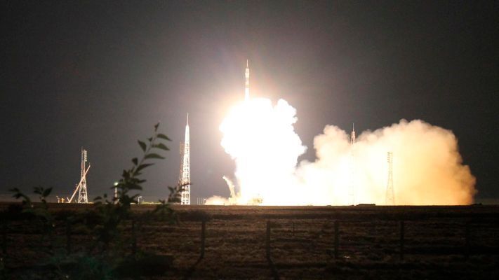 Kosmonaut Oleg Kononenko, Astronaut Kimiya Yui und Astronaut Kjell Lindgren starteten am 22. Juli 2015 um 23.02 Uhr mitteleuropäischer Zeit mit einer Sojus-Rakete zur Internationalen Raumstation ISS. Mit an Bord war auch der Kontur-2-Joystick des Deutschen Zentrums für Luft- und Raumfahrt (DLR). (DLR (CC-BY 3.0))