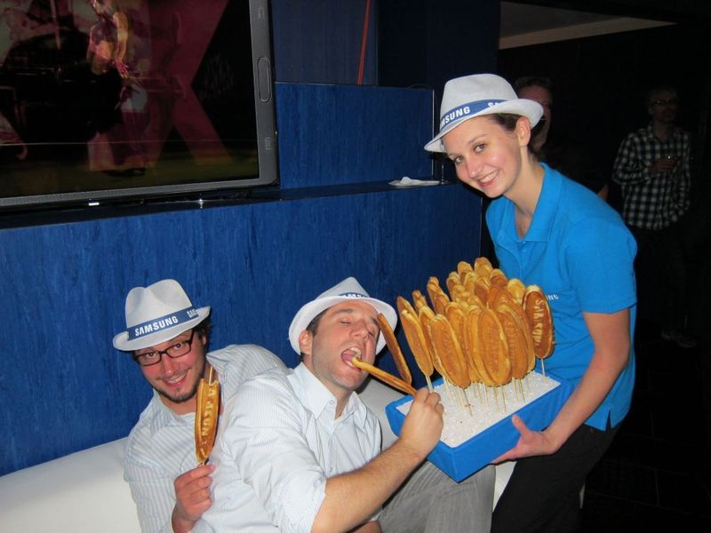 Bastian Niessen, Bauer Advertising, und Berhard Krug lieben diese leckeren Waffeln. (Bild: IT-BUSINESS)