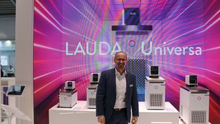 Enrico Bossart, Leiter des Produktmanagements bei LAUDA, zeigt einige Modelle der Universa-Reihe. (Bild: VCG – Platthaus)