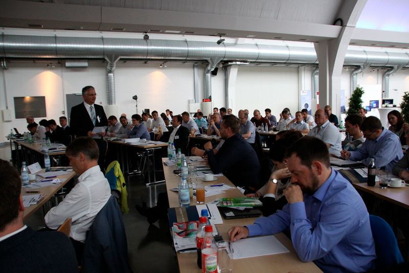 Am 31. Mai 2016 trafen sich rund 100 Experten im Vogel Convention Center in Würzburg, um sich über wichtige Trends und Themen der Industrial Usability zu informieren. Die Referenten zeigten auf, wie Unternehmen ihre Kunden mit der richtigen Usability begeistern können und wettbewerbsfähig bleiben. (Karin Pfeiffer/elektrotechnik)