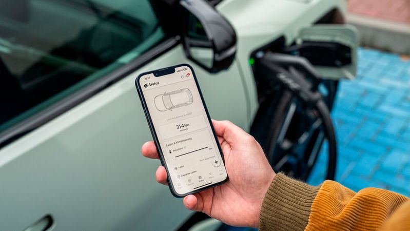 Digitales Zahlen an der Ladesäule ist komfortabel – Betrüger nutzen aber bestimmte, meist menschliche Schwachstellen aus.(Bild:  Kia)
