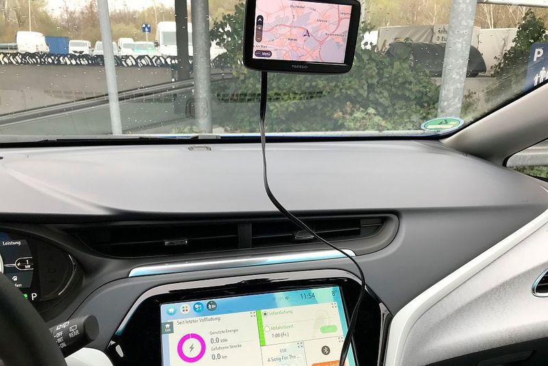 ... ein ins Fahrzeug integriertes Navi. Wer sich nicht auf sein Mobiltelefon verlassen will, muss ein portables Gerät mitnehmen. (Jan Rosenow/»kfz-betrieb«)