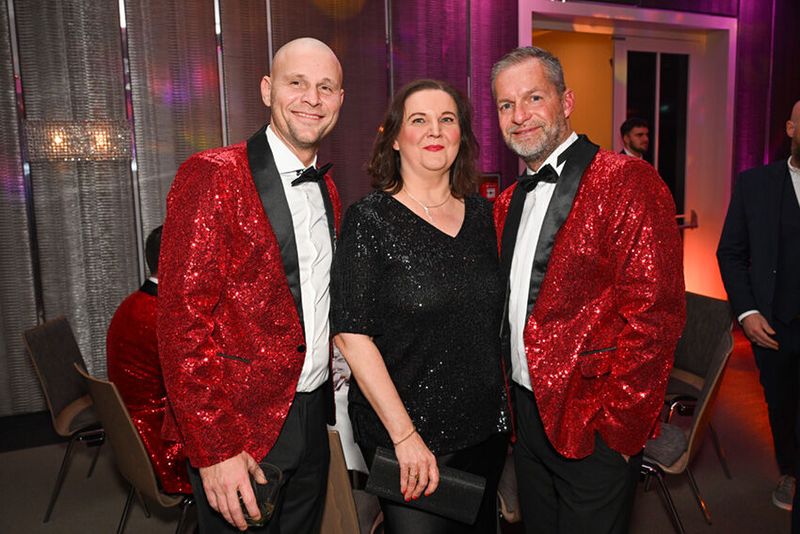 Lilli Kos (IT-BUSINESS) mit Frank Lohmann (l.) und Heiko Lühr (Fujitsu). (Bild: Hannes Magerstädt)