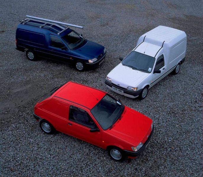 Wie den Ford Escort gab es auch den Fiesta III ab 1994 als Lieferwagen. Der Vorderwagen wurde unverändert übernommen, eine geänderte und verlängerte Bodengruppe sorgt für mehr Platz im Laderaum, der höher ist als in einem Pkw und über zwei Türen an der Rückseite des Fahrzeugs zugänglich ist. An der Hinterachse wurden die Schraubenfedern durch Drehstabfedern ersetzt, um eine möglichst niedrige Ladefläche und möglichst viel Raum zu schaffen und höhere Lasten aufnehmen zu können. Der Courier wurde auf Basis der dritten, vierten und fünften Generation des Fiesta gebaut. (Bild: Ford AG)