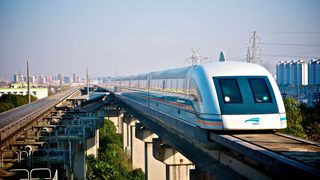 Es gibt in China schon Magrnetschwebebahnen oder auch Maglev, wie hier auf der Strecke in Schanghai. Der nun geteste Schlitten allerdings ist wesentlich schneller unterwegs.  (Bild: Maglev / Max Talbot-Minkin / CC BY 2.0 / flickr.com)