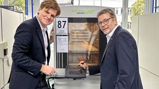 Aucoteam-Geschäftsführer Jan Frederik Seidel (li.) mit Vorgänger Bernd Rhiemeier an einem Klimaschrank, in dem Komponenten für die Automobilindustrie getestet werden. (Bild: Aucoteam)