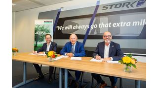 Stork IMM aus Hengelo gehört bald zu Arburg! Von links, bei der Unterzeichung des Kaufvertrages: Steffen Kroner, CFO von Arburg, Phlip Stibbe, Gesellschafter von Stork IMM und Gründer von Stibbe Participaties, sowie der Arburg-CTO Guido Frohnhaus. (Bild: Arburg)