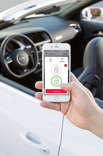 Das Smartphone dient als Tür-Schlüssel: Per Knopfdruck öffnen sich die Pforten zum Audi-Glück. (Foto: Audi)