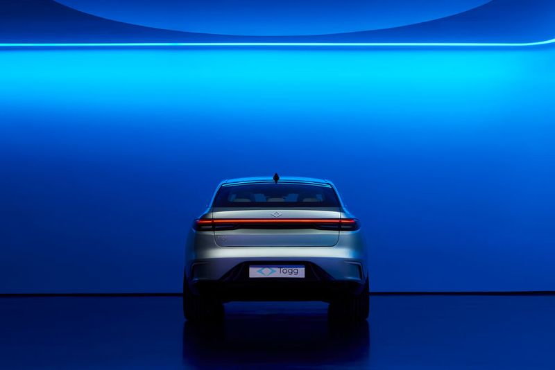 Das seitliche Positionslicht der Rückleuchten soll die Fahrzeugbreite optisch vergrößern.  (Bild: Togg)