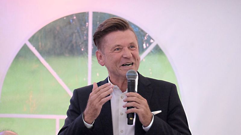 ZDK-Vizepräsident Wilhelm Hülsdonk zu Sylvia Gerl und Helmut Peter: „Ihr macht das schon richtig!“  (Bild: Zietz/»kfz-betrieb«)