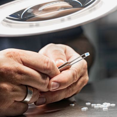Im Bereich Micro Moulding reicht nicht immer eine Lupe, um die Qualität der Bauteile zu beurteilen. Oft geht das nur unter dem Mikroskop. (Bild: Starlim Spritzguss GmbH)