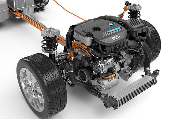 Für längere Strecken und höhere Geschwindigkeiten steht der Dreizylinder-Benzinmotor mit BMW TwinPower Turbo Technologie und einer Leistung von 100 kW/136 PS bereit. (Foto: BMW)