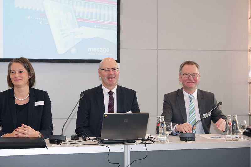 Gutes Wetter draußen, gute Stimmung in den Hallen: Zu Beginn der SPS IPC Drives ist auch die Stimmung bei den Veranstaltern gut (im Bild, v.l.: Sylke Schulz-Metzner und Johann Thoma, beide Mesago, und Roland Bent, Mitglied im Ausstellerbeirat und Geschäftsführer bei Phoenix Contact). (Bild: Schnell)