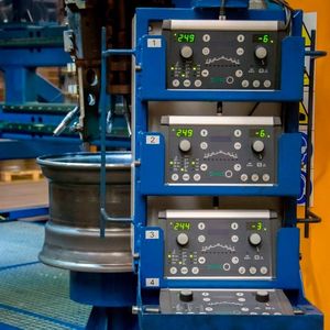 So sieht das Bedienpanel RP 100E der Dinse-Stromquellen DIX PI 500 aus. Bequem können von dort aus die Schweißparameter eingestellt und verändert werden.