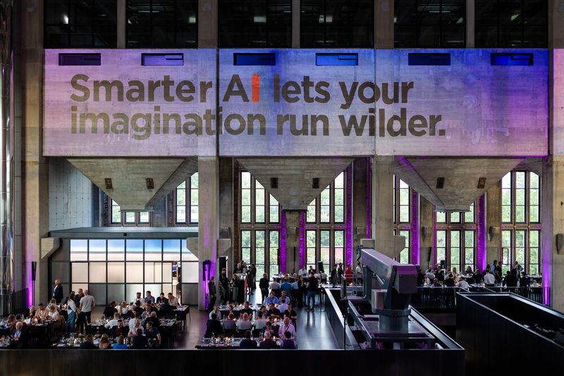Die Abendveranstaltung fand ebenfalls im Bergson Kunstkraftwerk statt. Die ehemaligen Kohlebunker dienen nun als Leinwand für die KI-Zukunft. (Bild: Michael Schwettmann)