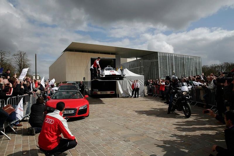 Audi R18 e-tron quattro Testfahrt in Le Mans am 25.3.2014: Große Spannung – der Audi R18 e-tron quattro wird entladen (Bild: Audi Communications Motorsport)