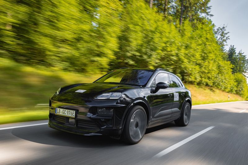 Der neue Elektro-Macan wird dem alten Verbrenner-Macan äußerlich sehr ähnlich sein.(Bild:  Porsche)